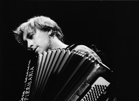 YANN TIERSEN PŘEDSTAVÍ AMÉLII V ROCKOVÉM KABÁTKU