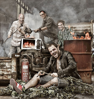 Xindl X je plešatý a na drogách!