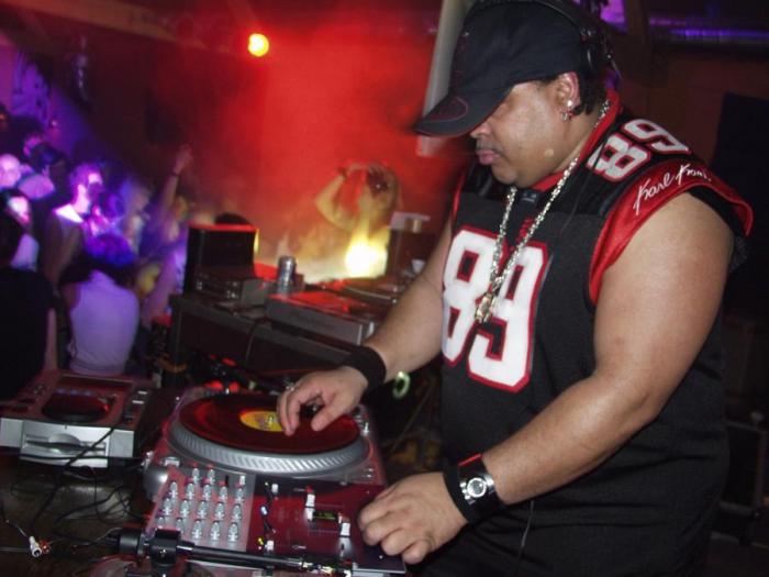 Mr. X aka Afrika Islam na opening party klubu Dolská ve Špindlerově Mlýně